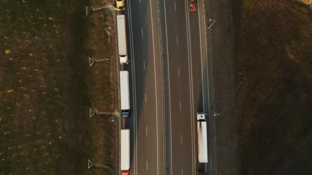 Luftaufnahme. Autobahn und Überführung mit Autos und Lastwagen. Die Straßenkreuzung ist eine zweistufige Straßenkreuzung außerhalb der Stadt. Blick von oben — Stockvideo