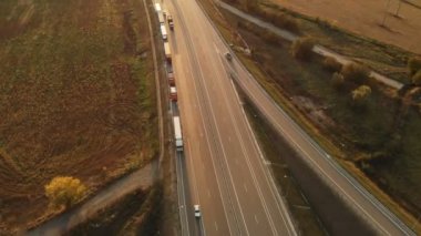 Havadan görünümü. Otoyol ve Üstgeçit ile otomobil ve kamyon. Yol kavşağı iki katmanlı yol kavşağı şehir dışında olduğunu. Yukarıdan görüntülemek
