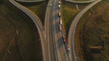 Havadan görünümü. Otoyol ve Üstgeçit ile otomobil ve kamyon. Yol kavşağı iki katmanlı yol kavşağı şehir dışında olduğunu. Yukarıdan görüntülemek