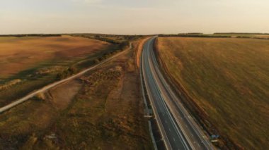 Havadan görünümü. Otoyol ve Üstgeçit ile otomobil ve kamyon. Yol kavşağı iki katmanlı yol kavşağı şehir dışında olduğunu. Yukarıdan görüntülemek
