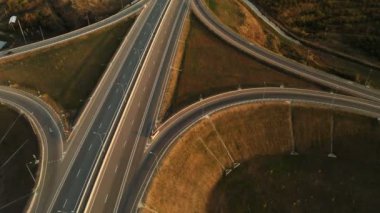 Havadan görünümü. Otoyol ve Üstgeçit ile otomobil ve kamyon. Yol kavşağı iki katmanlı yol kavşağı şehir dışında olduğunu. Yukarıdan görüntülemek