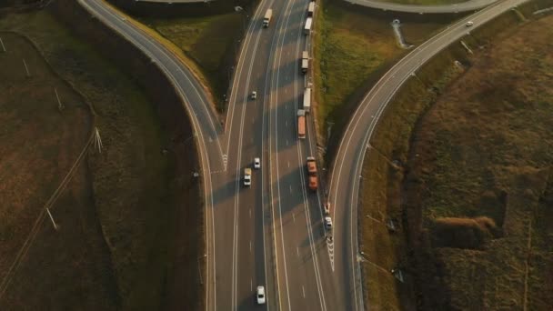 Vista aerea. Autostrada e cavalcavia con auto e camion. Il bivio stradale è un bivio stradale fuori città. Vista dall'alto — Video Stock