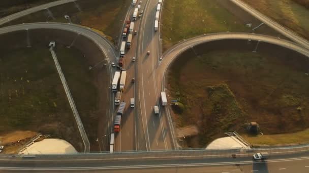 Vista aérea. Auto-estrada e viaduto com carros e caminhões. A junção rodoviária é uma junção rodoviária de dois níveis fora da cidade. Vista de cima — Vídeo de Stock