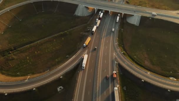 空撮。高速道路と車とトラックと陸橋。道路のジャンクションは、都市の外の 2 層道路のジャンクションです。上からの眺め — ストック動画