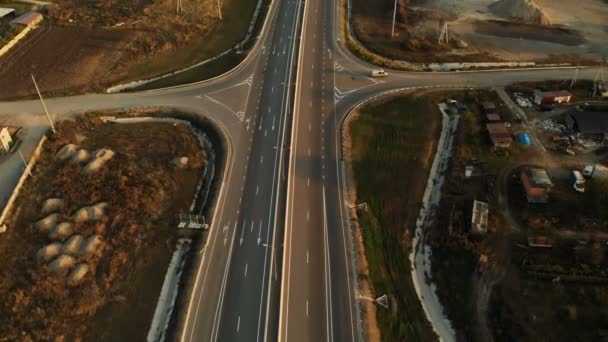 Luftaufnahme. Autobahn und Überführung mit Autos und Lastwagen. Die Straßenkreuzung ist eine zweistufige Straßenkreuzung außerhalb der Stadt. Blick von oben — Stockvideo