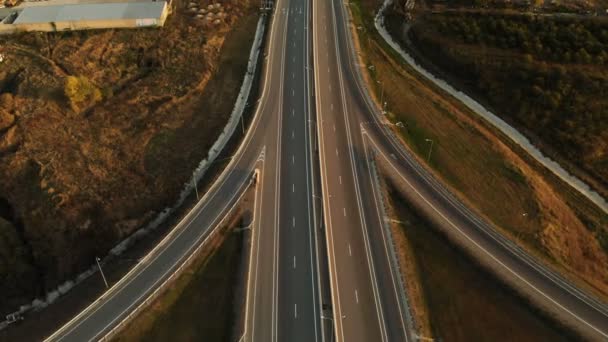 Vista aérea. Autopista y paso elevado con coches y camiones. El cruce de carreteras es un cruce de dos niveles fuera de la ciudad. Vista desde arriba — Vídeos de Stock