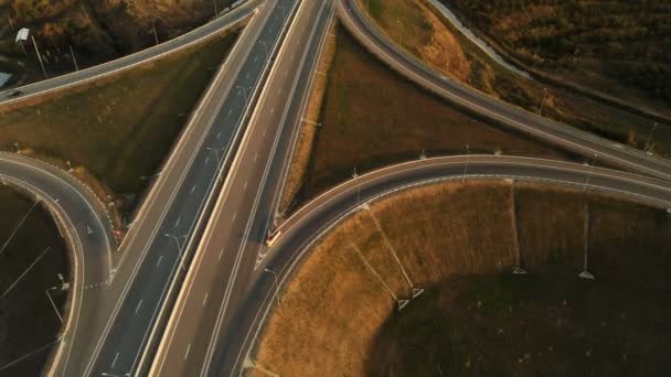 Vista aérea. Autopista y paso elevado con coches y camiones. El cruce de carreteras es un cruce de dos niveles fuera de la ciudad. Vista desde arriba — Vídeo de stock