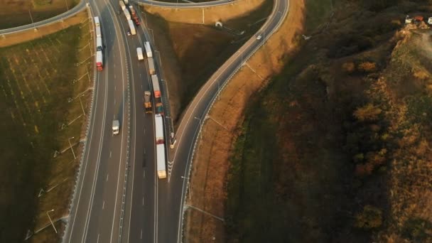 Vista aérea. Auto-estrada e viaduto com carros e caminhões. A junção rodoviária é uma junção rodoviária de dois níveis fora da cidade. Vista de cima — Vídeo de Stock