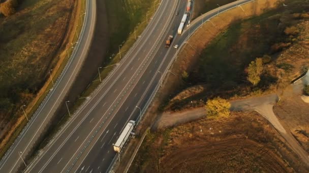 Vista aérea. Auto-estrada e viaduto com carros e caminhões. A junção rodoviária é uma junção rodoviária de dois níveis fora da cidade. Vista de cima — Vídeo de Stock