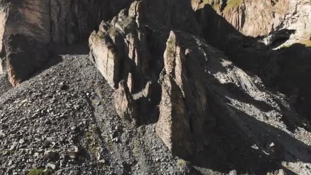 Vista aérea de rocas estructuradas con escombros desmoronándose. Rocas celulares. Restos de piedra de árboles de silicio. Rusia Cáucaso del Norte — Vídeos de Stock