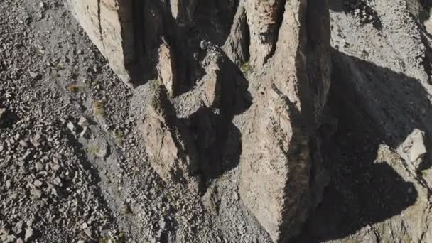 Vista aérea de rochas estruturadas com detritos em ruínas. Rochas celulares. Restos de pedra de árvores de silício. Rússia Cáucaso do Norte — Vídeo de Stock