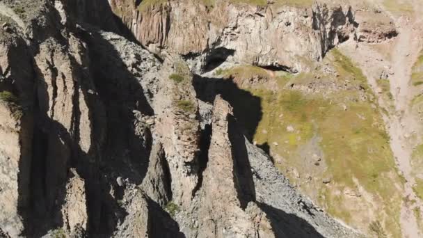 Luftaufnahme strukturierter Felsen mit bröckelnden Trümmern. Zellgestein. Steinreste von Siliziumbäumen. Russland Nordkaukasus — Stockvideo