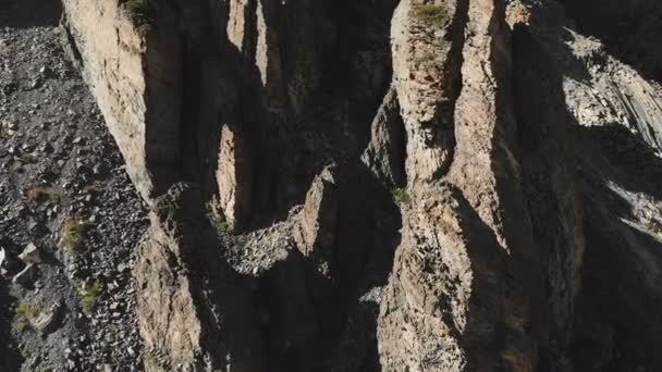 Luftaufnahme strukturierter Felsen mit bröckelnden Trümmern. Zellgestein. Steinreste von Siliziumbäumen. Russland Nordkaukasus — Stockvideo