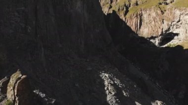 Havadan görünümü enkaz çökmekte ile yapılandırılmış taş. Hücresel kayalar. Taş silikon ağaçlarının kalır. Rusya Kuzey Kafkasya