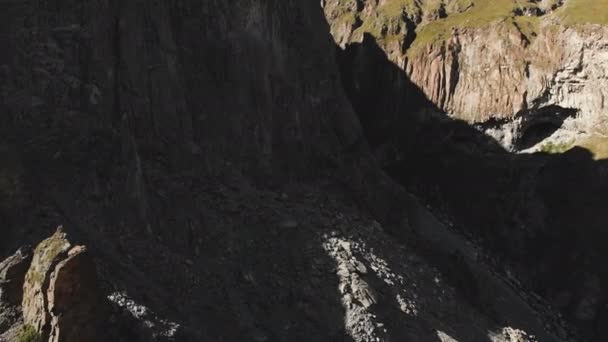 A légi felvétel a strukturált sziklák, törmelék omladozó. Celluláris sziklák. Kő marad a szilícium fák. Oroszország Észak-Kaukázus — Stock videók