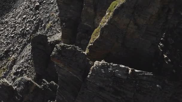 Vista aérea de rocas estructuradas con escombros desmoronándose. Rocas celulares. Restos de piedra de árboles de silicio. Rusia Cáucaso del Norte — Vídeos de Stock