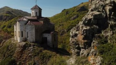 4 k Uhd Hava Manzara Dağ manastır duran bir uçurumun üzerinde. Karaçay-çerkez Cumhuriyeti içinde bulunan 10.asır eski Hıristiyan Tapınağı. Rusya. Kuzey Kafkasya
