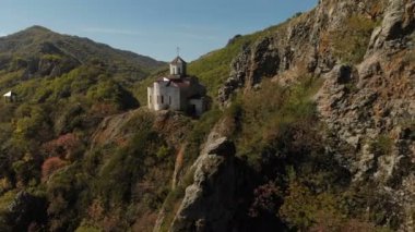 4 k Uhd Hava Manzara Dağ manastır duran bir uçurumun üzerinde. Karaçay-çerkez Cumhuriyeti içinde bulunan 10.asır eski Hıristiyan Tapınağı. Rusya. Kuzey Kafkasya