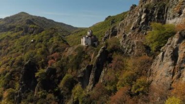 4 k Uhd Hava Manzara Dağ manastır duran bir uçurumun üzerinde. Karaçay-çerkez Cumhuriyeti içinde bulunan 10.asır eski Hıristiyan Tapınağı. Rusya. Kuzey Kafkasya