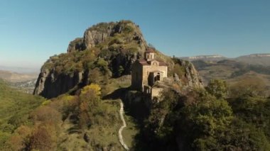 4 k Uhd Hava Manzara Dağ manastır duran bir uçurumun üzerinde. Karaçay-çerkez Cumhuriyeti içinde bulunan 10.asır eski Hıristiyan Tapınağı. Rusya. Kuzey Kafkasya