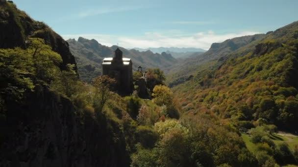 4 k Uhd légi felvétel egy hegyi kolostor áll egy sziklán. Ősi keresztény temploma a x. századi faluban Karacsáj-és Cserkeszföld. Oroszország. Észak-kaukázusi — Stock videók