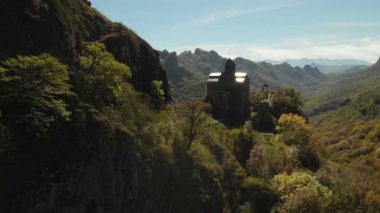 4 k Uhd Hava Manzara Dağ manastır duran bir uçurumun üzerinde. Karaçay-çerkez Cumhuriyeti içinde bulunan 10.asır eski Hıristiyan Tapınağı. Rusya. Kuzey Kafkasya