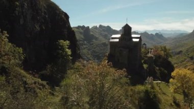 4 k Uhd Hava Manzara Dağ manastır duran bir uçurumun üzerinde. Karaçay-çerkez Cumhuriyeti içinde bulunan 10.asır eski Hıristiyan Tapınağı. Rusya. Kuzey Kafkasya