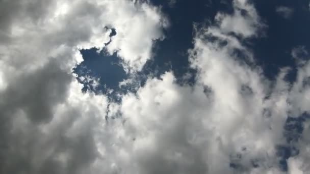 4 k カメラすぐに雲の時間経過。カメラは空に垂直方向に送られます。太陽の光線が雲の切れ間からの道を作る — ストック動画