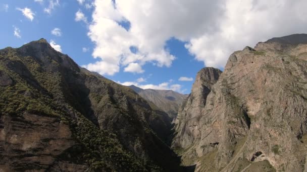 时光流逝的峡谷悬崖与移动的天空阴影和云。北高加索。俄罗斯 — 图库视频影像