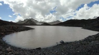 Timelapse gorge kayalıklarla ve gökyüzü gölge ve bulutlar hareketli dağ gölü. Kuzey Kafkasya. Rusya