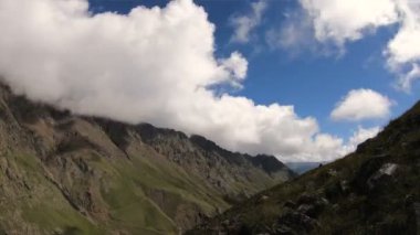 Hareketli Timelapse gorge kayalıklarla gölgeler ve bulutlar gökyüzü. Kuzey Kafkasya. Rusya.