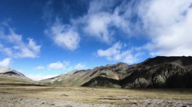 Hareketli Timelapse gorge kayalıklarla gölgeler ve bulutlar gökyüzü. Kuzey Kafkasya. Rusya