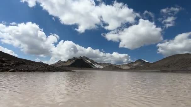 Timelapse barranco acantilados y lago de montaña con el cielo en movimiento sombras y nubes. Cáucaso Norte. Rusia — Vídeo de stock