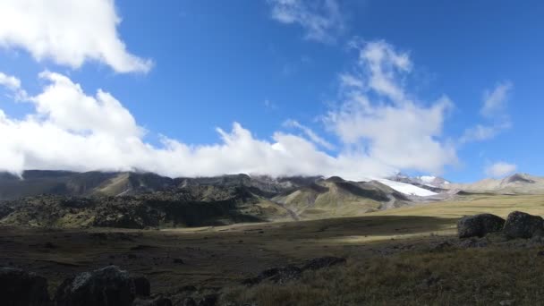 Timelapse barrancos acantilados con el cielo en movimiento sombras y nubes. Cáucaso Norte. Rusia — Vídeo de stock