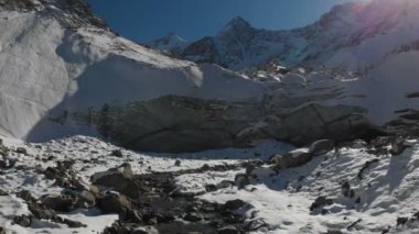Havadan görünümü bir buzul dağ nehirde Doğum. Nehir Ice grotto dışarı akar. Kış görünümü dağ nehir dağlarda
