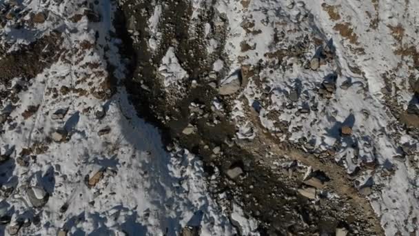 Luftaufnahme der Geburt eines Gebirgsflusses in einer Gebirgsschlucht. Fluss. Winter Blick auf einen Gebirgsfluss in den Bergen. Blick von oben — Stockvideo