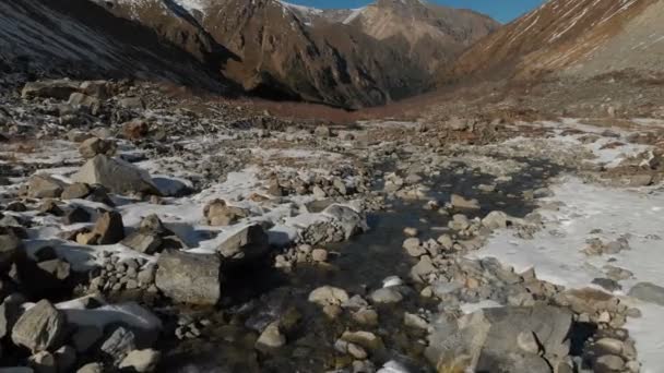 Vista aérea del nacimiento de un río de montaña en la garganta de la montaña. El río. Vista de invierno río de montaña en las montañas — Vídeos de Stock