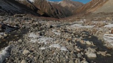 Havadan görünümü bir dağ nehir dağ gorge içinde Doğum. Nehir. Kış görünümü dağ nehir dağlarda