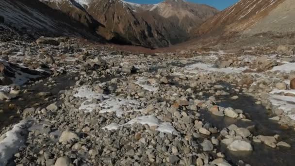 Εναέρια άποψη από τη γέννηση του ένα ποτάμι βουνό στο φαράγγι του βουνού. Ο ποταμός. Ποτάμι βουνό θέα Χειμώνας στα βουνά — Αρχείο Βίντεο