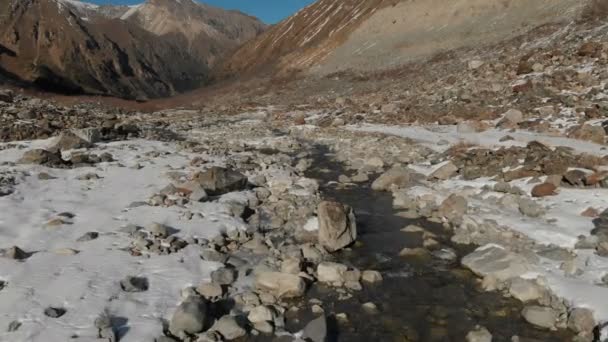 Vista aérea do nascimento de um rio de montanha no desfiladeiro da montanha. O rio. Inverno vista montanha rio nas montanhas — Vídeo de Stock