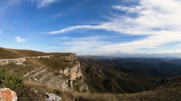 Timelapse barrancos acantilados con el cielo en movimiento sombras y nubes. Cáucaso Norte. Rusia — Vídeos de Stock