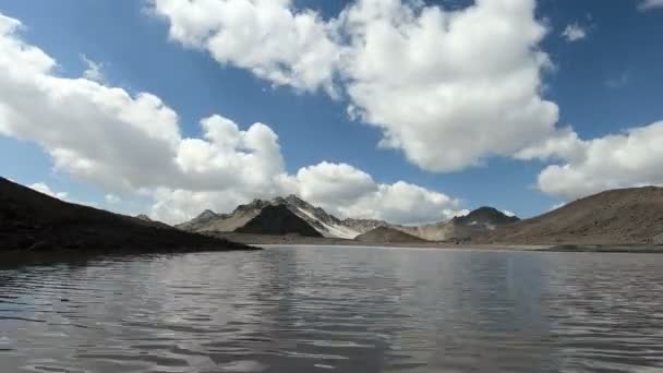 Timelapse gorge klippor och fjällsjö med rörliga sky skuggor och moln. Norra Kaukasus. Ryssland — Stockvideo