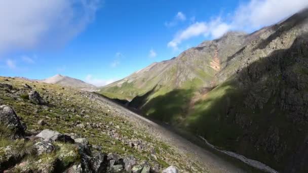 Timelapse barranco acantilados y río de montaña con el cielo en movimiento sombras y nubes. Cáucaso Norte. Rusia — Vídeo de stock