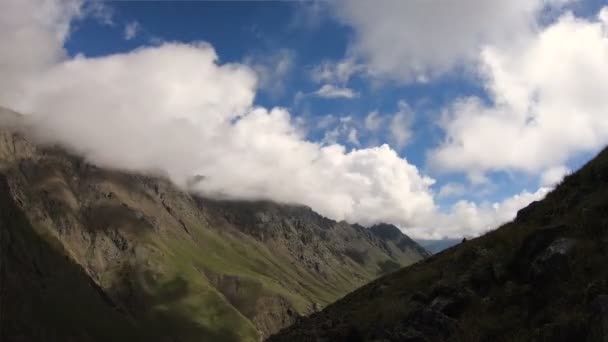 Penhascos Desfiladeiro Timelapse Com Sombras Céu Movimento Nuvens Norte Cáucaso — Vídeo de Stock