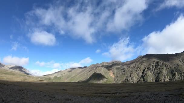 Timelapse rokle útesy s pohyblivými stíny obloha a mraky. Severní Kavkaz. Rusko — Stock video