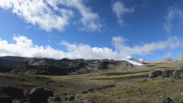 Timelapse gorge kliffen met bewegende lucht schaduwen en wolken. Noord-Kaukasus. Rusland — Stockvideo