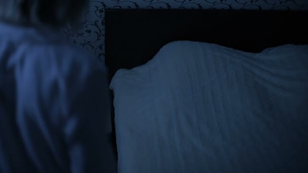 Μεσαίο πλάνο κορίτσι με τις πυτζάμες τη νύχτα έρχεται στο κρεβάτι και πάει στο κρεβάτι. Προετοιμασία για τον ύπνο. Η επίδραση της αμερικανικής νύχτας. Απομίμηση νύχτα χαμηλό βασικό ψυχρού φωτισμού — Αρχείο Βίντεο