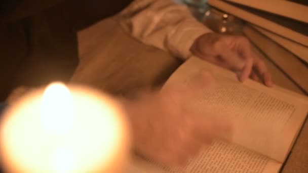 Großaufnahme Magierin Einem Dunklen Raum Mit Kerzenlicht Auf Der Suche — Stockvideo