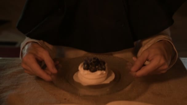 촛불으로 어두운 방에 만족된 여자 마술사의 클로즈업 자신 케이크를 연상 시켰다. 케이크 낮은 키 라이브 카메라의 접시를 보유 하고있다. 미 스틱. 작은 Dof — 비디오