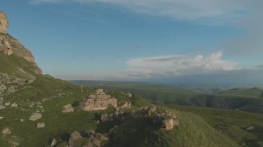 Uçan bir büyük kaya oluşumu ayakta kayalıkbir platonun epik kenarına nın eteklerinde yukarıda. Rusya. Kuzey Kafkasya
